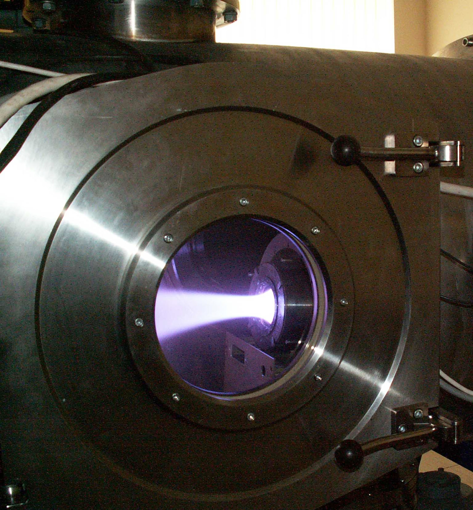 Генератор ионных потоков сверхнизкой энергии 